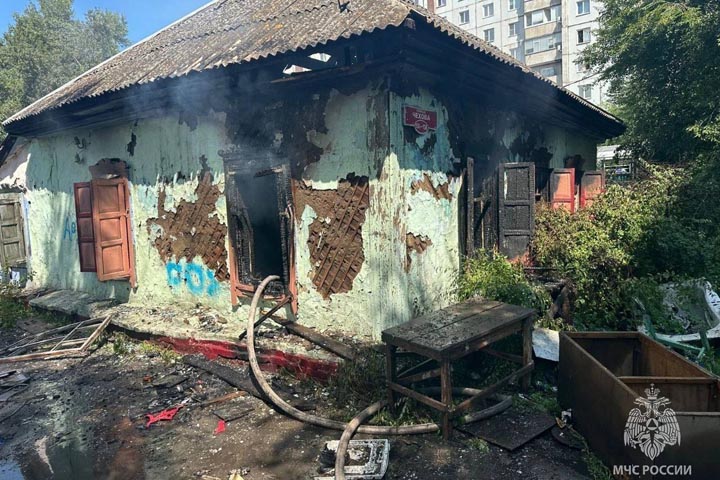 В Абакане неизвестные сожгли заброшенный дом