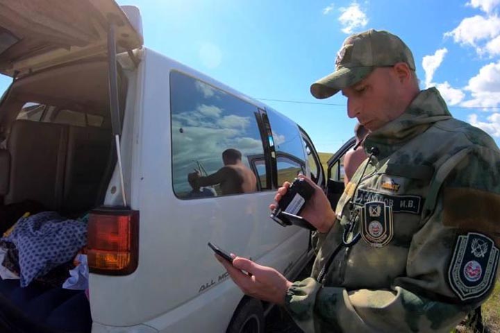 Жителей Хакасии штрафуют за парковку в водоохранной зоне 