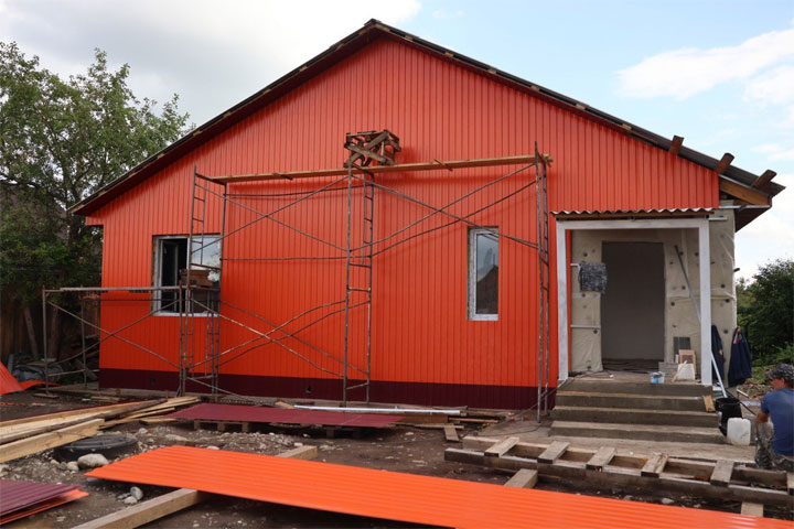 В селе Очуры завершается строительство дома для многодетной семьи