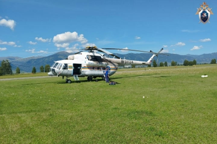 Тело погибшего туриста доставили вертолетом МЧС в районную больницу