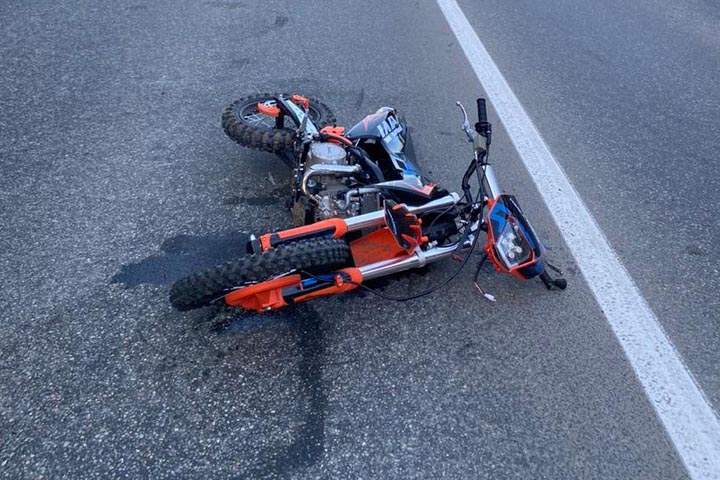 Подросток на мотоцикле друга врезался в иномарку на трассе