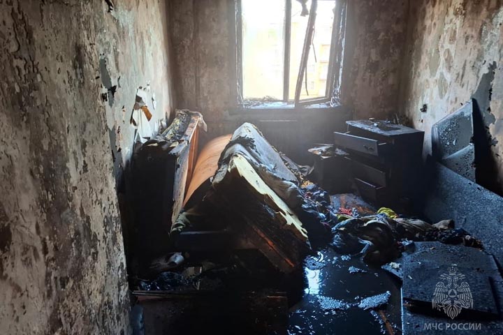 В Хакасии тушили баню, дома, общежитие и большой степной пожар