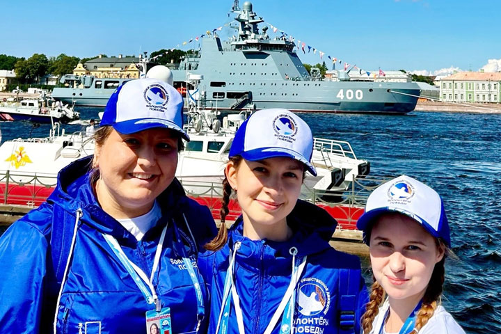Волонтер ХГУ представила Хакасию на Главном военно-морском параде России
