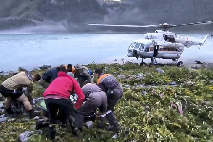 Спасатели из Хакасии преодолели 600 километров на вертолете, чтобы эвакуировать туриста