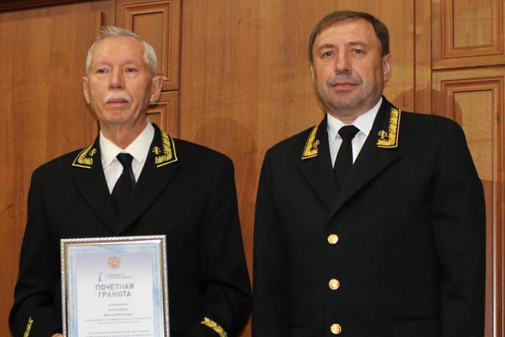 В Хакасии торжественно отправили в отставку судью Нуртынова