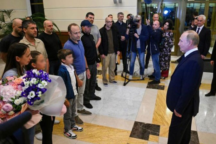 Путин встретил вернувшихся после обмена россиян у трапа самолёта