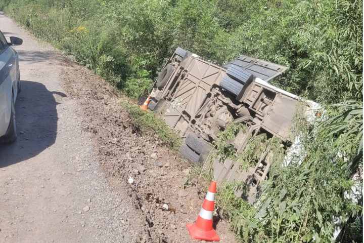 На красноярской трассе опрокинулся автобус: следователи проводят проверку