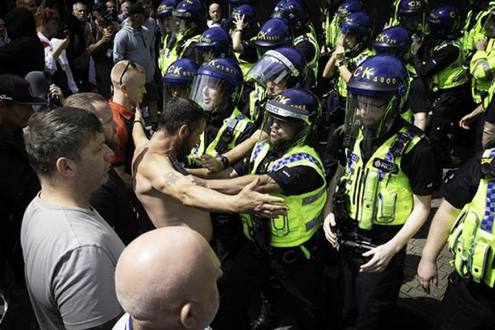  В Британии режут детей, мигранты бунтуют, полиция размышляет, чью сторону принять