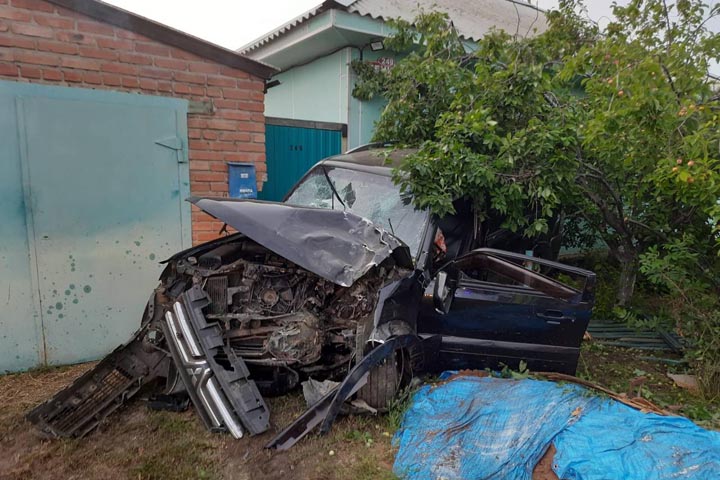 В Белом Яре внедорожник от удара улетел в здание и забор