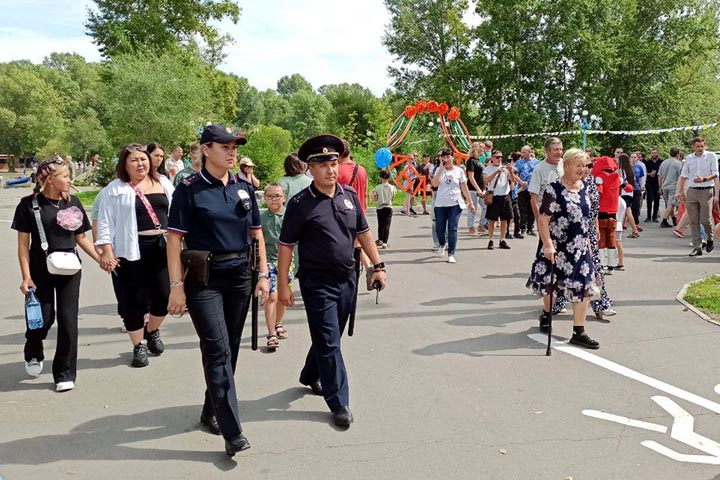 Полицейские поблагодарили жителей и гостей столицы Хакасии за любовь к Абакану