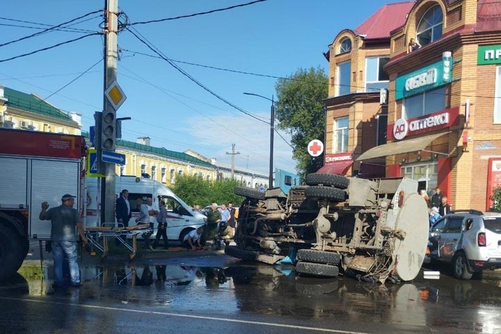 В Минусинске водовоз рухнул на припаркованные машины