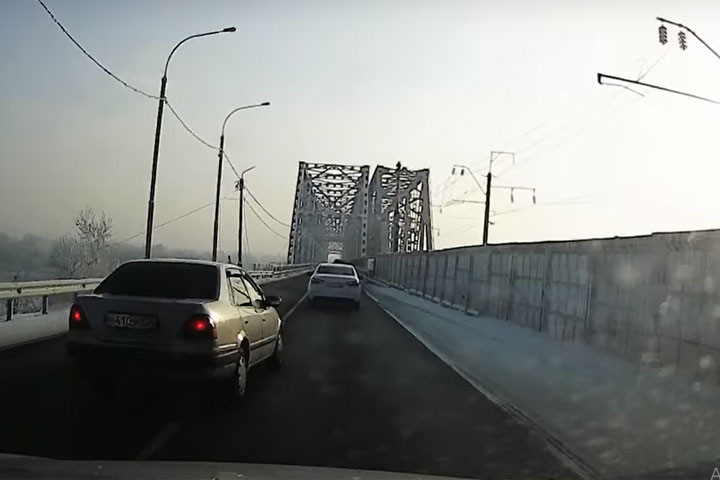 «Доска АНТИпочета»: опасный маневр возле моста попал в кадр регистратора