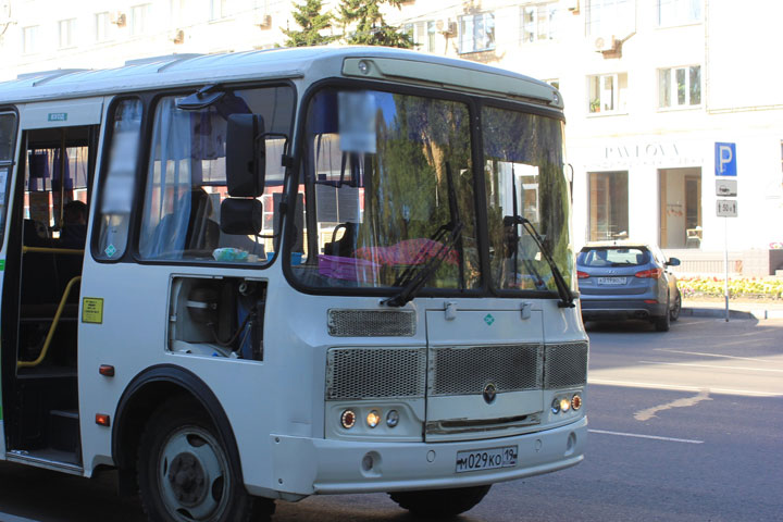 На популярный автобусный маршрут в Саяногорске снова ищут перевозчика