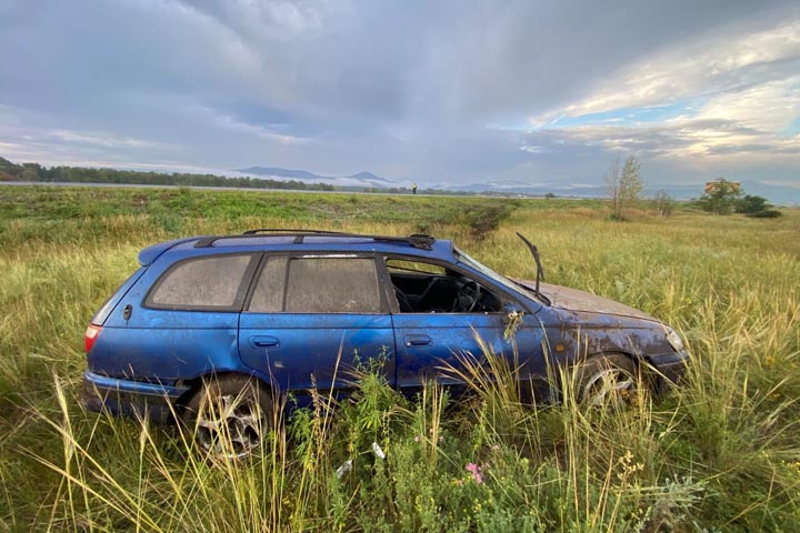 С трассы Абакан - Саяногорск слетела Toyota Caldina