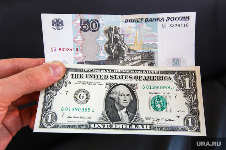 Французский экономист предрек падение доллара в пользу рубля