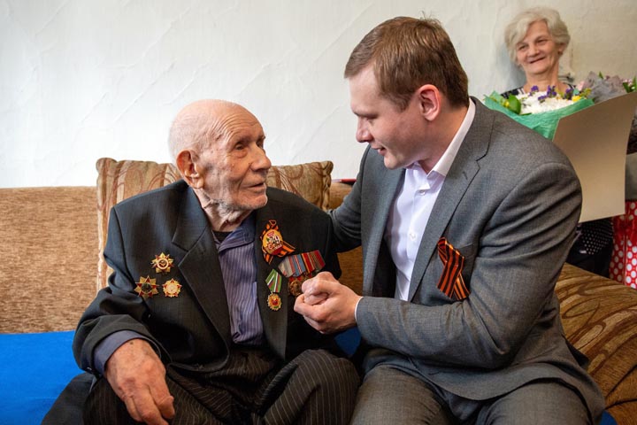 Глава Хакасии поздравил со 100-летним юбилеем ветерана ВОВ