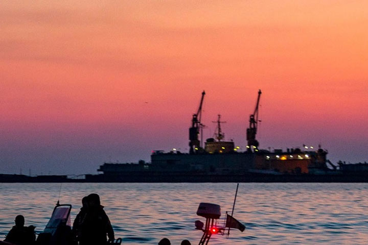 «Азовцы»* захватили два коробля в порту Мариуполя и открыли огонь