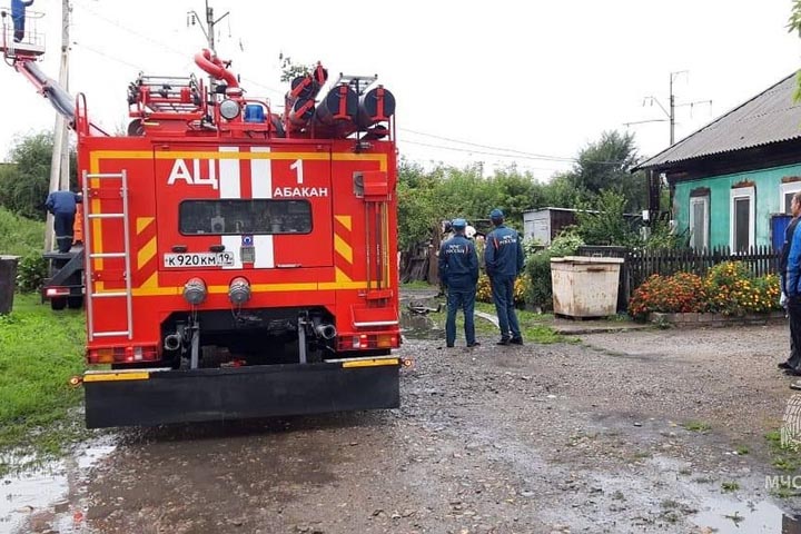 В Абакане горели автомобиль и частный дом 