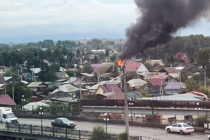 В Абакане вспыхнул пожар в районе жилых домов