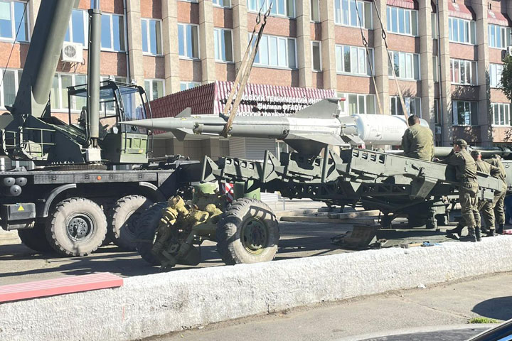 Зачем к институту в Абакане подгоняют военную технику