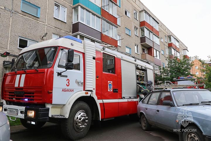 В Абакане из задымленной многоэтажки спасли мужчину 