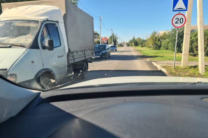 В Абакане не все водители видят лежачего полицейского  и... разбивают свои подвески