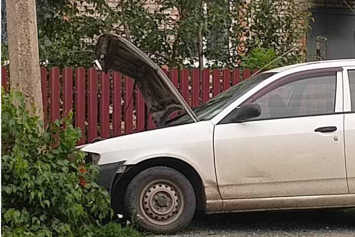 В Хакасии иномарка едва не снесла электроопору