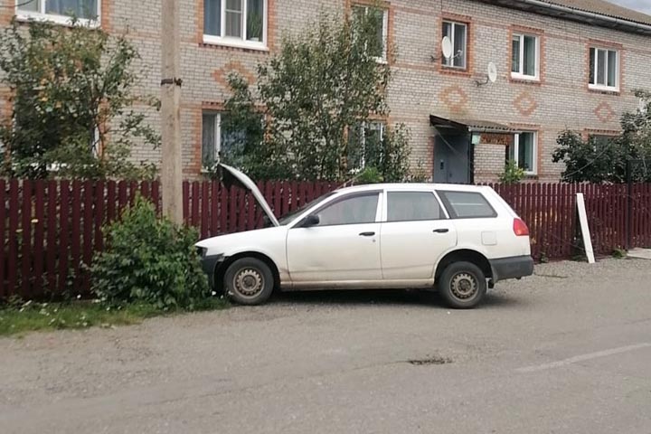 Известны подробности аварии в поселке Майна, где водитель чуть не снес столб