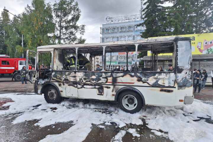 Пассажирский автобус загорелся во время движения 