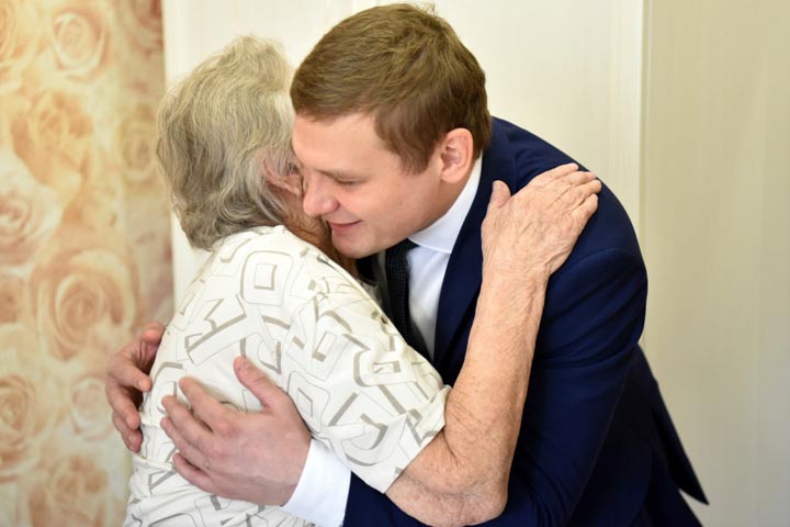 Глава Хакасии поздравил труженицу тыла с 95-летием