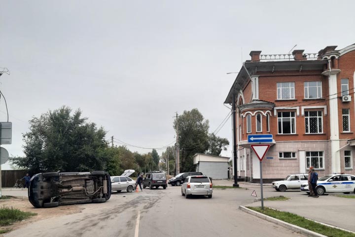 В Минусинске напротив представительства Нацбанка на бок опрокинулась иномарка