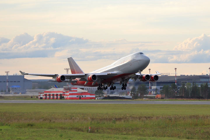 Гигантский Boeing 747-400 приземлился в аэропорту