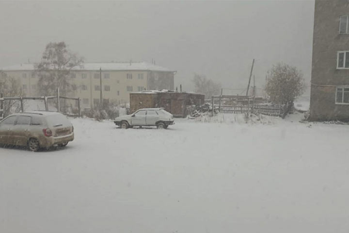 В Хакасии село Приисковое засыпало снегом