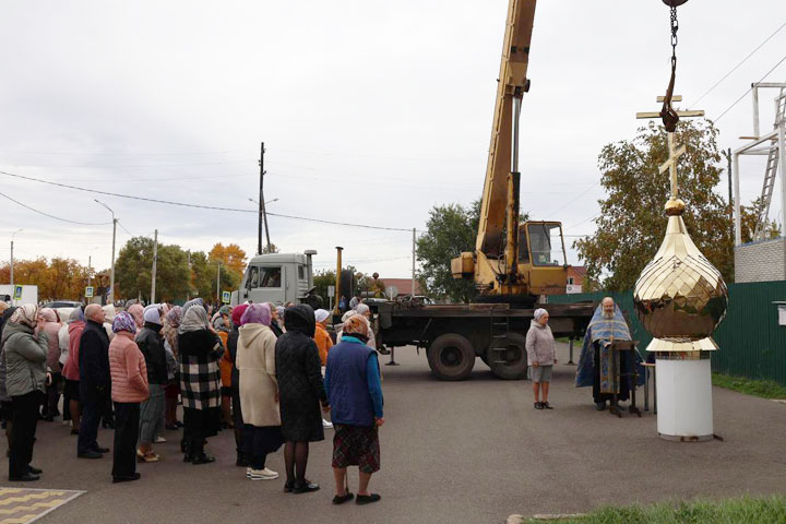 В Алтайском районе освятили новый купол с крестом