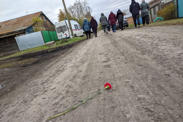 Под Красноярском начались похороны детей, погибших после поедания пельменей