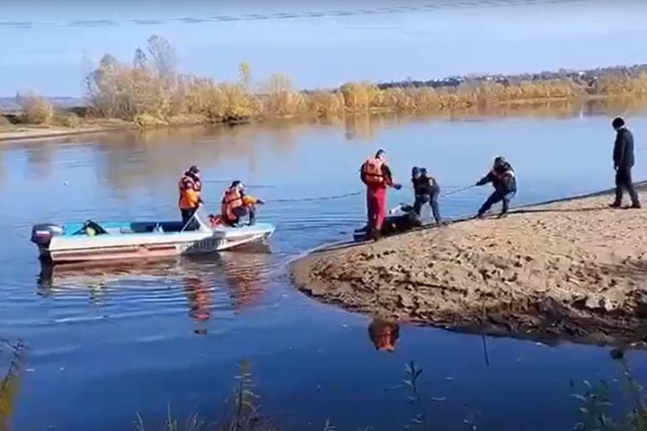 Спасатели нашли тела водителя и пассажира ушедшего под воду грузовика