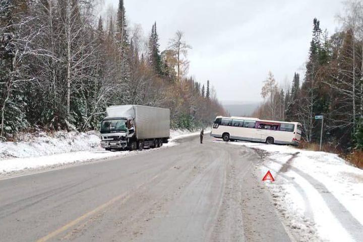 С трассы Абакан - Красноярск слетел рейсовый автобус