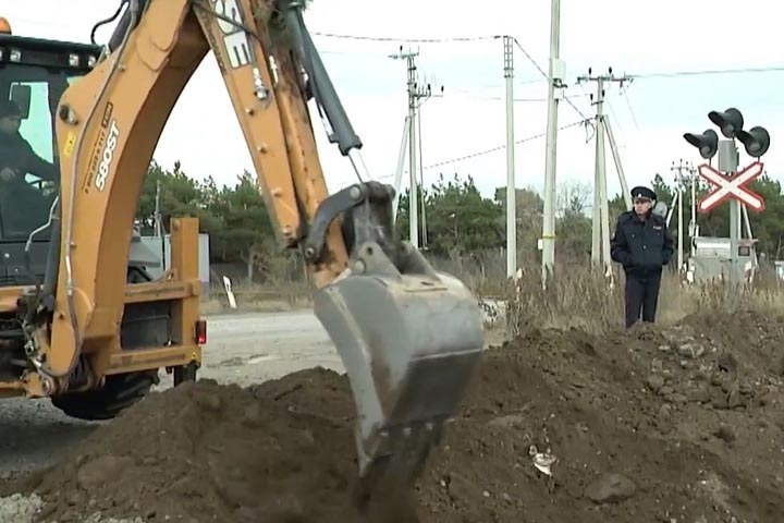 В Хакасии большегрузы продолжают битву за проезд возле муниципального кладбища