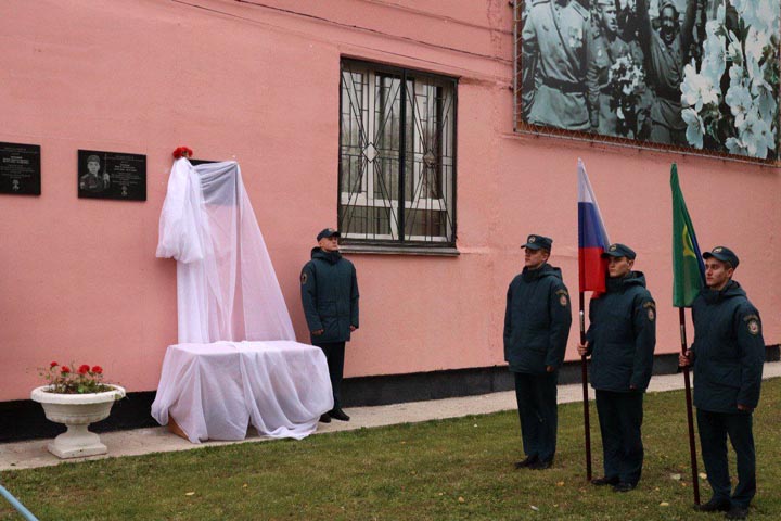 На стене училища олимпийского резерва Хакасии увековечили память героя Какова