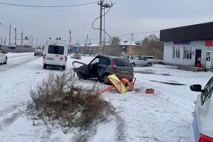 В Усть-Абакане автоледи снесла дорожный знак