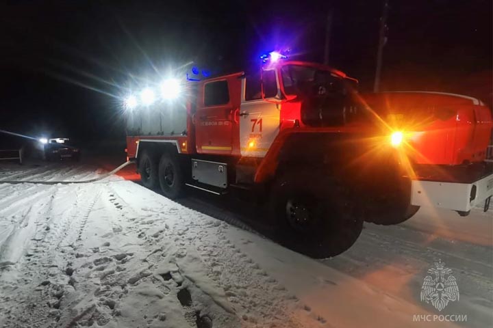 В Шира пенсионерку спасли из горящего дома 