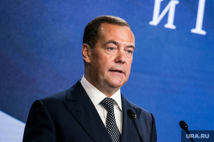 Медведев пригрозил Швеции и Финляндии статусом врагов