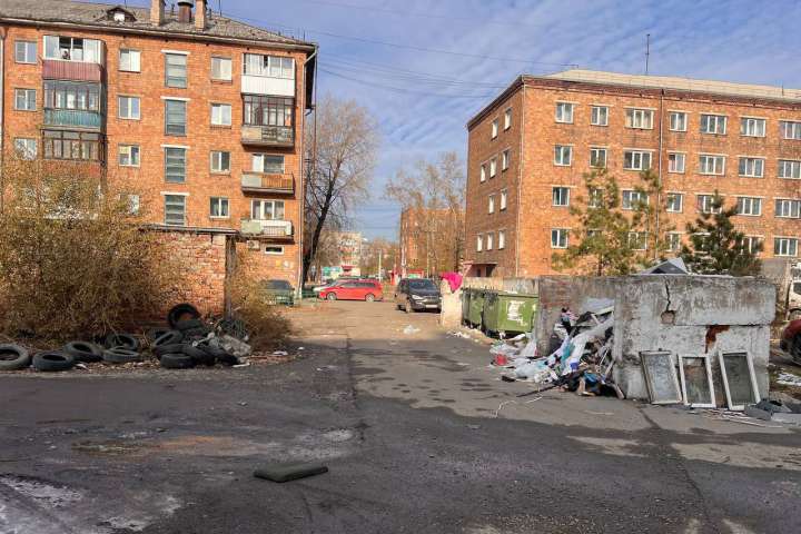 В абаканском дворе валяется куча мусора и бесхозных шин