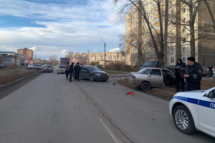 Неудачные обгон и поворот налево в Черногорске привели к серьезной аварии 