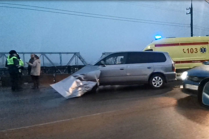 Движение транспорта на Коммунальном мосту в Абакане заморозили три аварии