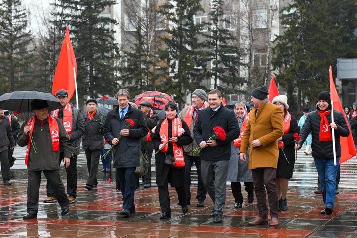 В Хакасии наградили отличившихся коммунистов и почтили память легендарного вождя