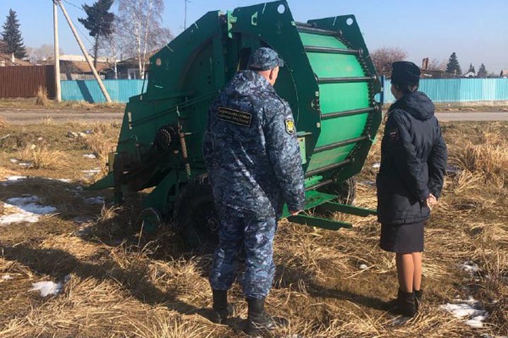 В Хакасии компаньона заставили вернуть фермеру валковые грабли и пресс-подборщик