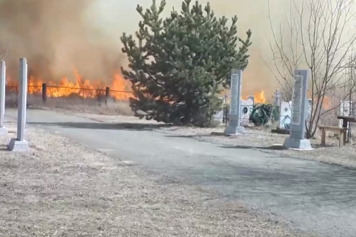 В соцсетях сообщили о пожаре на кладбище в Минусинске