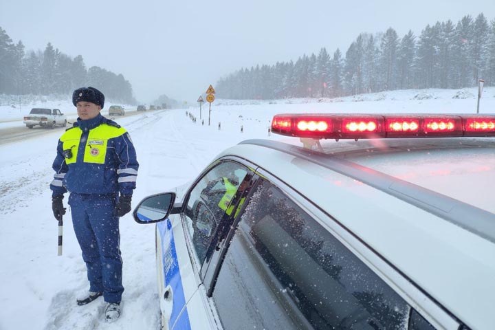 Водителям большегрузов и автобусов из Хакасии закрыта дорога на Красноярск