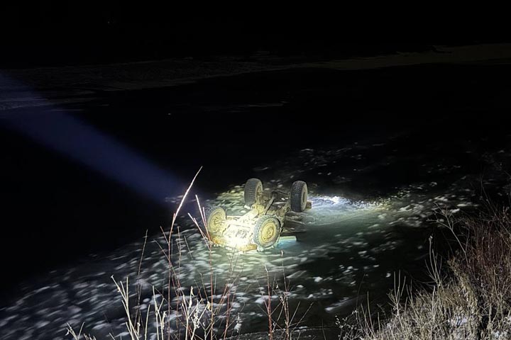 На юге Сибири машина улетела в слегка замерзший водоем